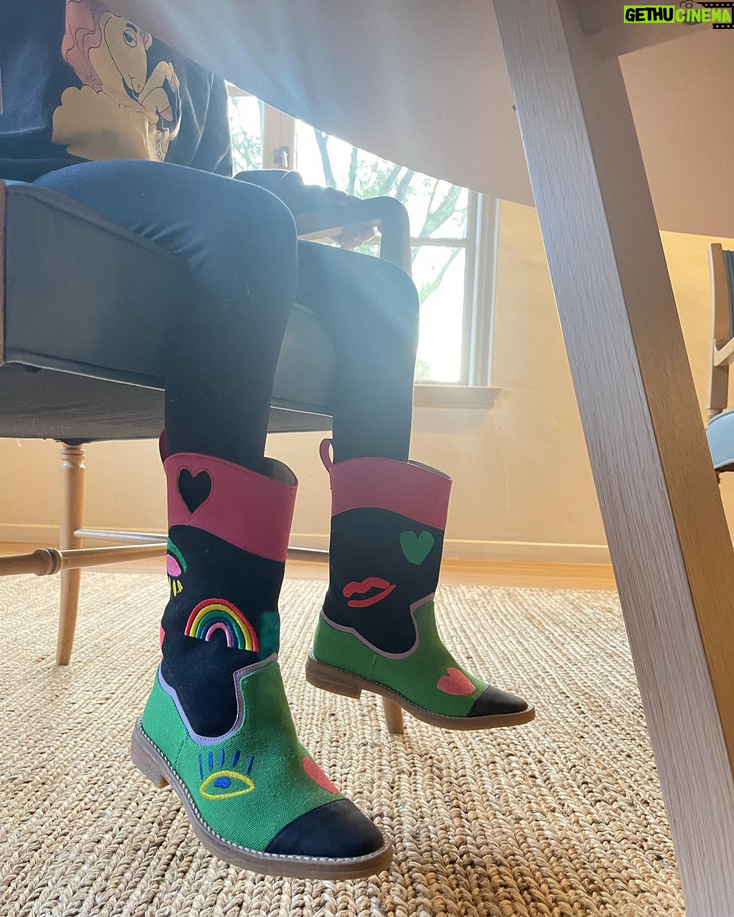 Liv Tyler Instagram - Lula Rose 🌹 A girl and her boots