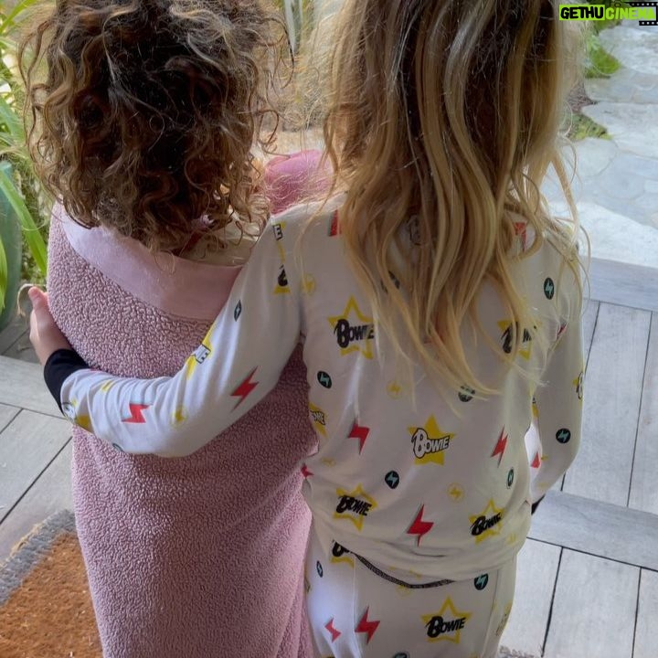 Liv Tyler Instagram - 💗Sweet little moment 💗 watching the morning birds play 💗 sister brother love 💗