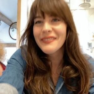 Liv Tyler Instagram - 🥰Quarantine day 20 .
4 kids , LOTS of house work 😬I’m getting good at laundry and ironing. Loving ironing ( who knew ?!) 🙏🏻🙏🏻🙏🏻 Working on bathroom cleaning 🤣 Lula rose my baby girl loves to clean with me . I make her a little bottle of @youngliving thieves essential oil natural cleanser  with water . She can spray all she wants. She is the best helper and I’m loving getting to share with her in these simple pleasures and great life lessons. We sing and dance and scrub . Thank you god mommy @stellamccartney for my favorite lady bug costume 🐞 thinking of all mothers and fathers trying to make it all work.