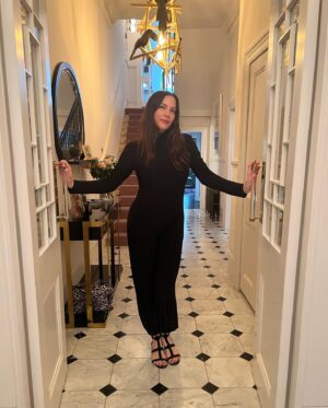Liv Tyler Instagram - Sometimes you just gotta work a doorway 
🕺🏽🤓👯‍♀️ can I just say @normakamali you are everything 💗