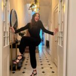 Liv Tyler Instagram - Sometimes you just gotta work a doorway 🕺🏽🤓👯‍♀️ can I just say @normakamali you are everything 💗
