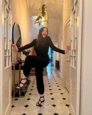 Liv Tyler Instagram - Sometimes you just gotta work a doorway 
🕺🏽🤓👯‍♀️ can I just say @normakamali you are everything 💗