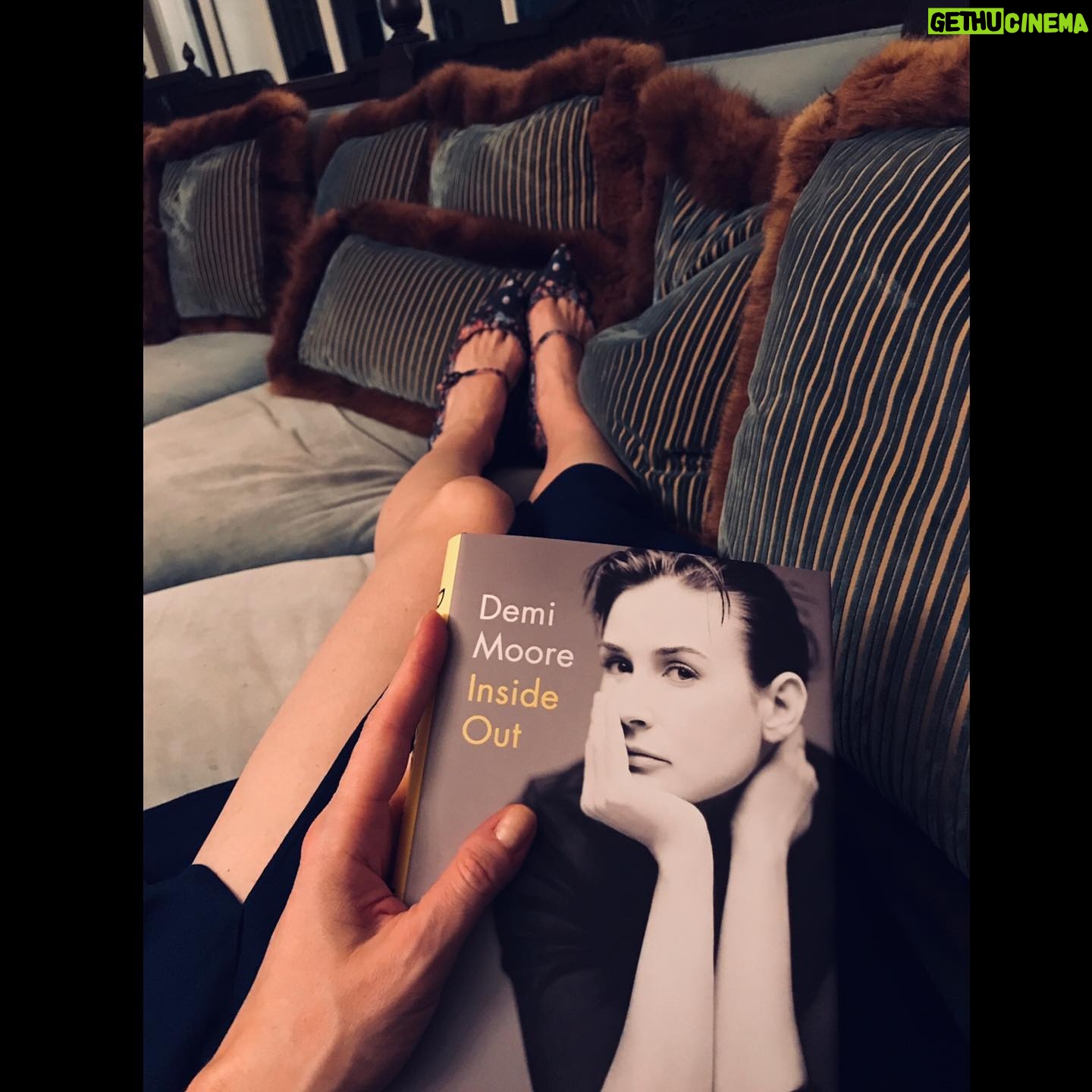 Liv Tyler Instagram - So excited to start reading my friends memoir @demimoore 💗🙌🏻