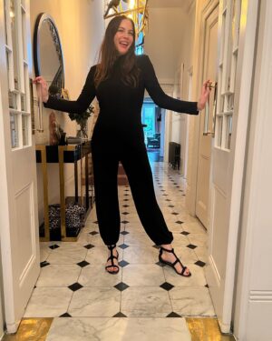 Liv Tyler Instagram - Sometimes you just gotta work a doorway 
🕺🏽🤓👯‍♀️ can I just say @normakamali you are everything 💗