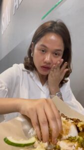 Liyana Jasmay Instagram - Bila you rindu nak makan Ayam Gepuk Pak Ray at Karamunsing Capital KK, Sabah. Naik flight 2jam setengah, dari airport ke kedai is around 15mins. Dari rumah ke klia, 50 minit. Cuba kira total berapa jam nak sampai? Rindu nak makan ayam and rindu owner kedai ni jugak sangat2! Okay bole grab tak? Btw yg i makan ni with sambal kahwin coz is the terpaling sedap. sambal merah sambal hijau! 💥 #ayamgepukpakray #karamunsingcapital