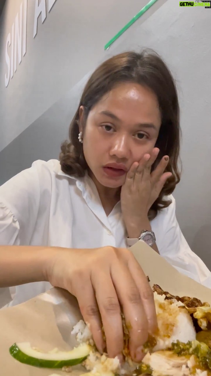Liyana Jasmay - 10.7K Likes - Bila you rindu nak makan Ayam Gepuk Pak Ray at Karamunsing Capital KK, Sabah.
Naik flight 2jam setengah, dari airport ke kedai is around 15mins. Dari rumah ke klia, 50 minit. Cuba kira total berapa jam nak sampai?
Rindu nak makan ayam and rindu owner kedai ni jugak sangat2!
Okay bole grab tak? Btw yg i makan ni with sambal kahwin coz is the terpaling sedap. sambal merah sambal hijau! 💥
#ayamgepukpakray
#karamunsingcapital