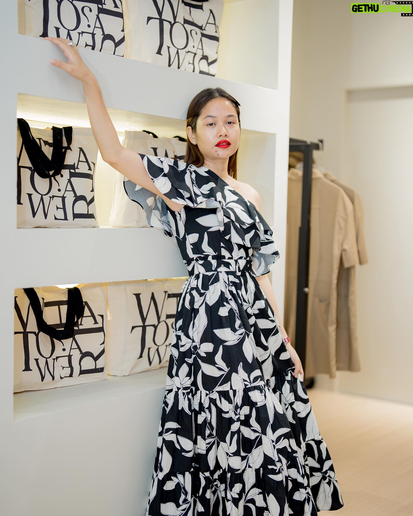 Liyana Jasmay - 1.2K Likes - So excited for the opening of @whattowearmalaysia new flagship store at 163 Retail Mont Kiara! Congrats #wtwtoday and cant wait to shop there now every weekend!
Im wearing @whattowearmalaysia #wtwtoday of course!
