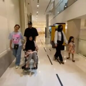 Liyana Jasmay Instagram - Missing you Mama. 🩷 My birthday month this year is the first without the both of you. Alhamdulillah to be able to bring you out to Pavi for the last time last year on the 29/3 , and it was our last outing together.. Alhamdulillah for being able to takecare of you.. Alhamdulillah for being beside you always when you were ill.. Im grateful for both of you Babah & Mama.. I just miss you both from time to time always. 🌷