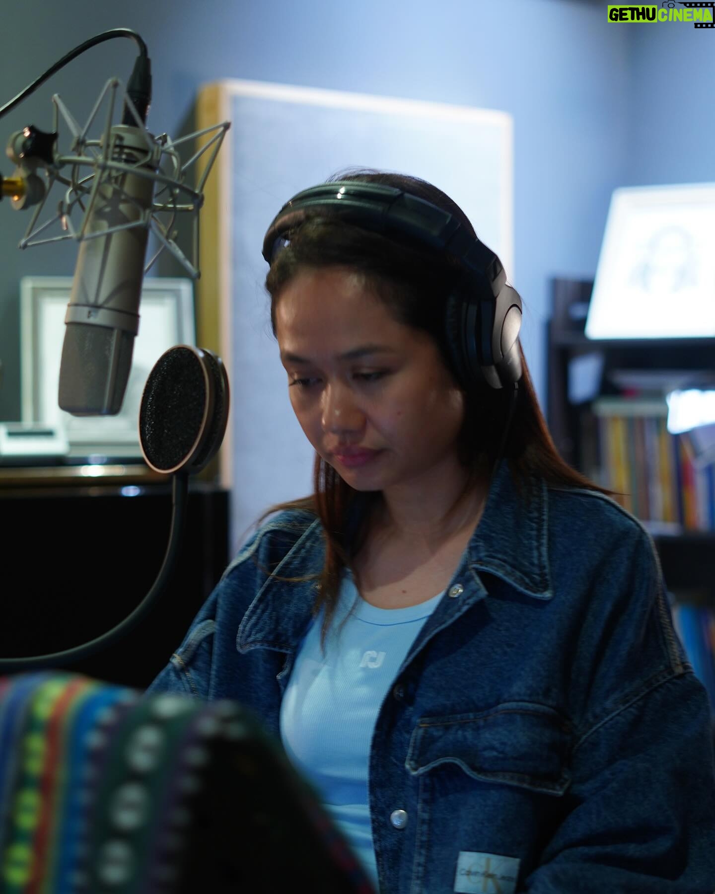 Liyana Jasmay Instagram - Lagu baru, lagu cinta. Tapi sedih ke happy? cuba teka🫶🏻