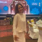 Liyana Jasmay Instagram - Raya lagi in this beautiful white kurung from @pu3designs Congratulations @multimedia_entertainment on the launch of two amazing films! Cant wait to watch it this year! Thank you @cheeang for having us tonight!