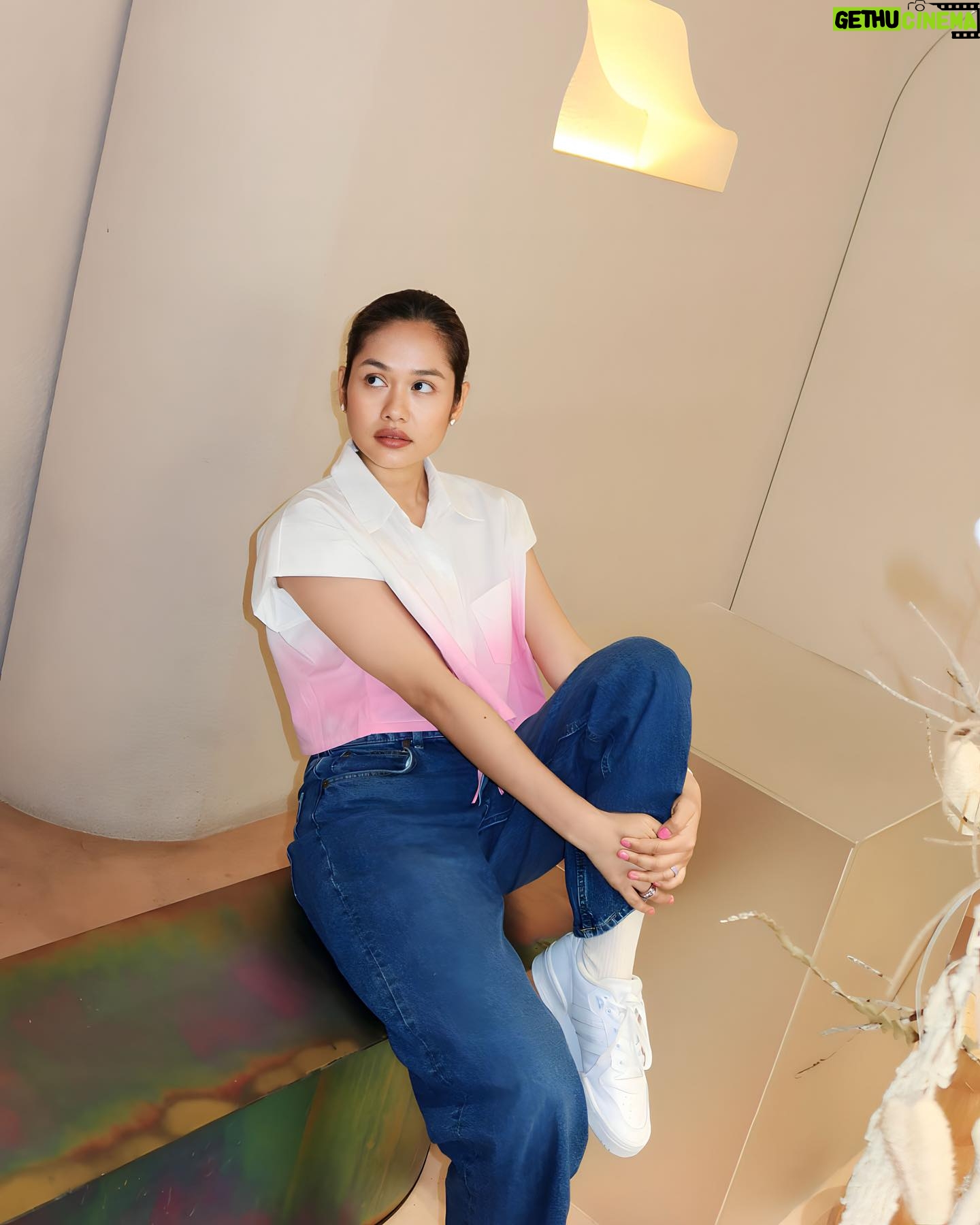 Liyana Jasmay Instagram - When your besties take awesome pic @zihasalleh__ 💜 Loving my ombre top from @whattowearmalaysia If you guys shop with @whattowearmalaysia please use my promo code LIYANA15 and get 15% #wtwtoday