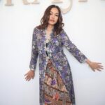 Liyana Jasmay Instagram – Baju kebaya klasik dan kain tarik batik dari @maslea @surayasharifuddin 

Koleksi DETIK MEKAR by Maslea yang menyuntik feel nak raya tu sangat berkobar-kobar! You guys bole beli dah kat @zaloramy 

#zaloraraya2024 

Thank you @niezamzaini for this beautiful photo!