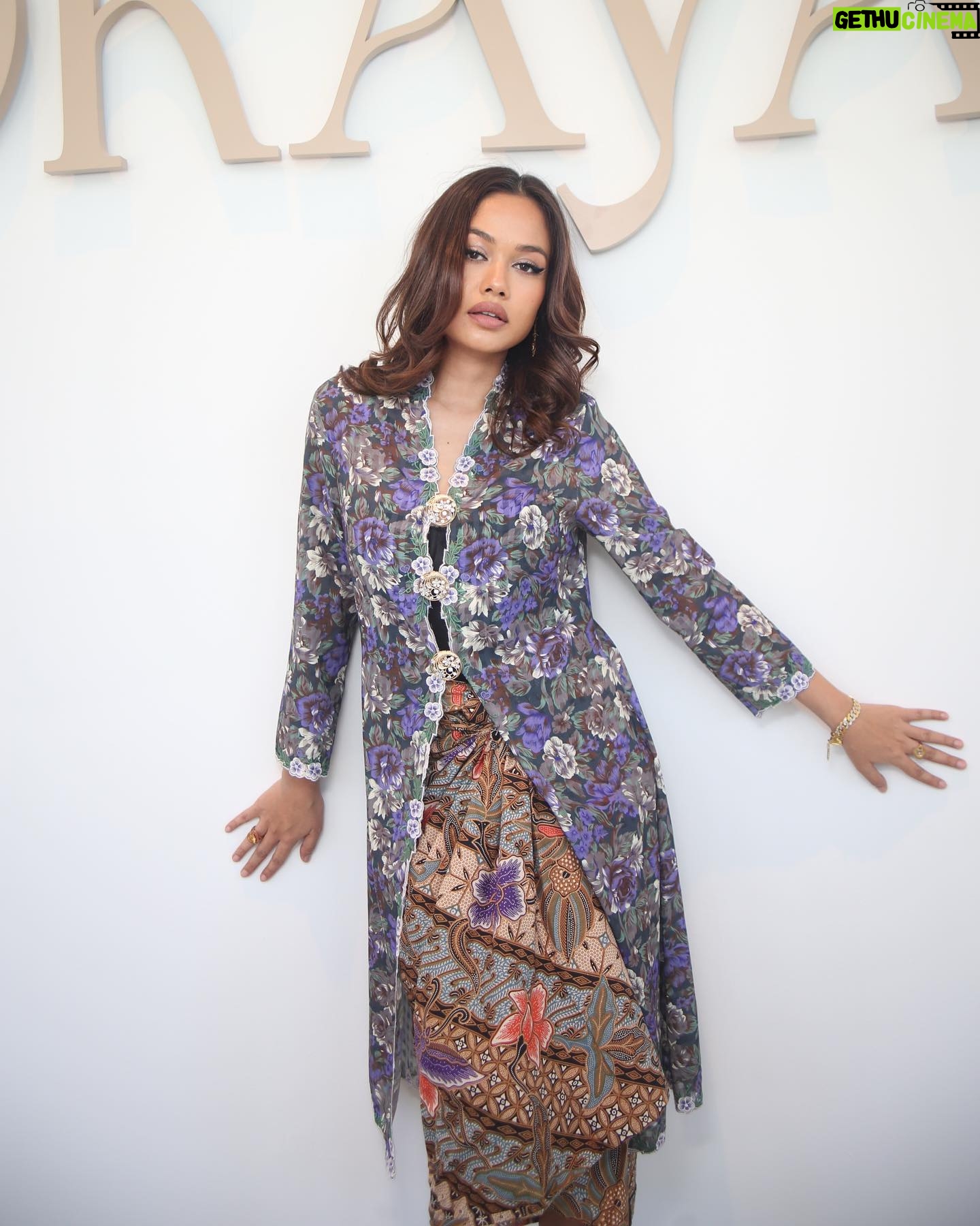 Liyana Jasmay Instagram - Baju kebaya klasik dan kain tarik batik dari @maslea @surayasharifuddin Koleksi DETIK MEKAR by Maslea yang menyuntik feel nak raya tu sangat berkobar-kobar! You guys bole beli dah kat @zaloramy #zaloraraya2024 Thank you @niezamzaini for this beautiful photo!