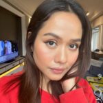 Liyana Jasmay Instagram – Lama tak selfies📸

Happy sikit sbb jawline mula muncul. Btw, I memang tak amik air manis dah dekat sebulan, ada cheat makan cake on friday and sikit2 sesuap dua ice cream. But kawalan utk diri harus tinggi utk mencapai weight idaman.
