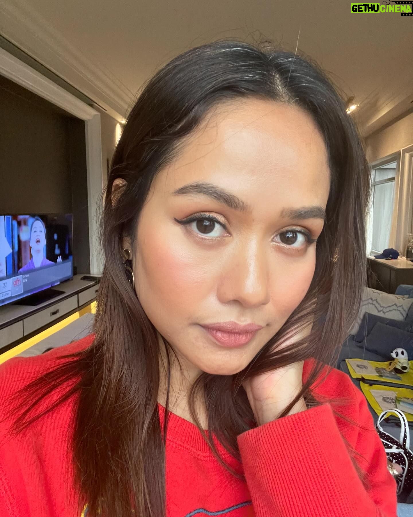 Liyana Jasmay - 1.4K Likes - Lama tak selfies📸
Happy sikit sbb jawline mula muncul. Btw, I memang tak amik air manis dah dekat sebulan, ada cheat makan cake on friday and sikit2 sesuap dua ice cream. But kawalan utk diri harus tinggi utk mencapai weight idaman.
