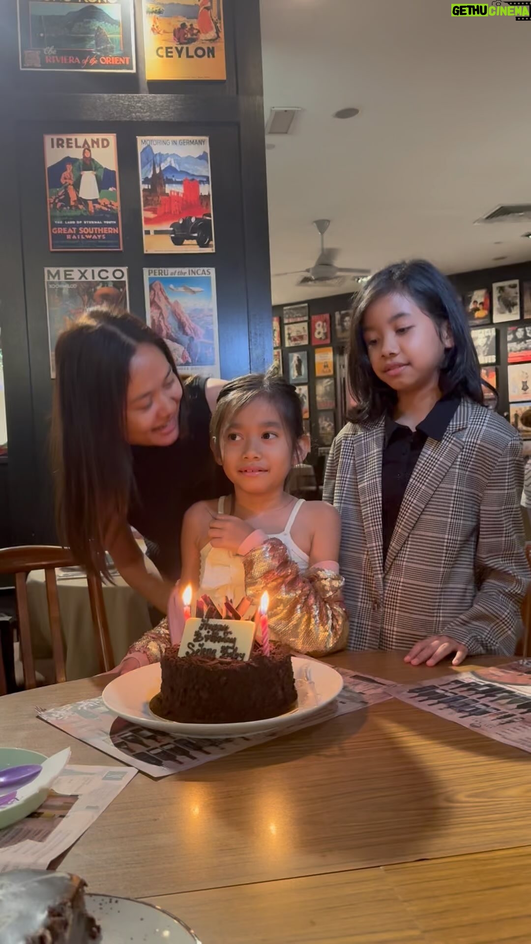 Liyana Jasmay - 2.1K Likes - Pre birthday dinner for Selena with mummy's friend that we all love❤️ Thank you kakak @neddyz @qimahmad @whonney for making time!
Missing Selena's beloved daddy so much!