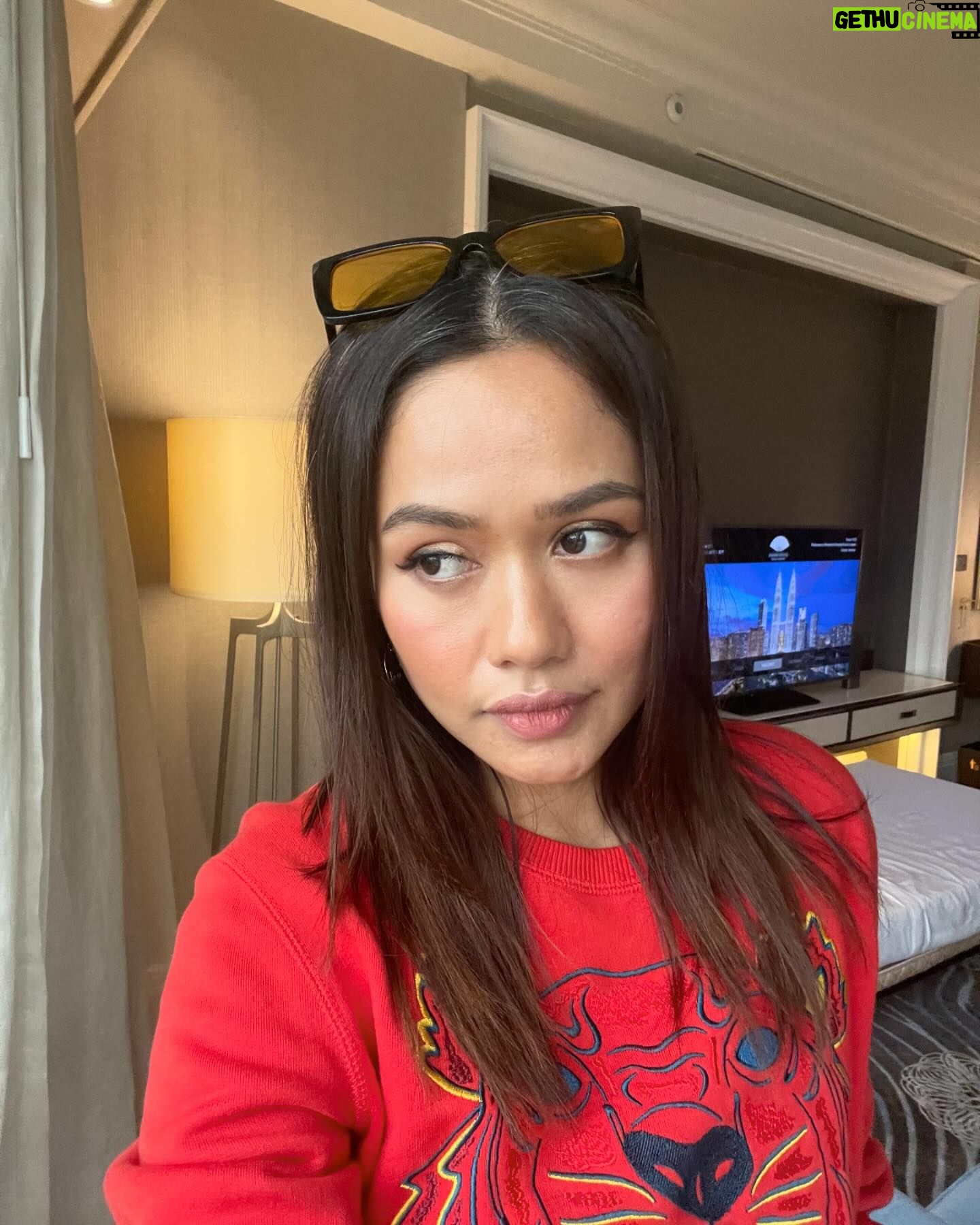 Liyana Jasmay - 1.4K Likes - Lama tak selfies📸
Happy sikit sbb jawline mula muncul. Btw, I memang tak amik air manis dah dekat sebulan, ada cheat makan cake on friday and sikit2 sesuap dua ice cream. But kawalan utk diri harus tinggi utk mencapai weight idaman.