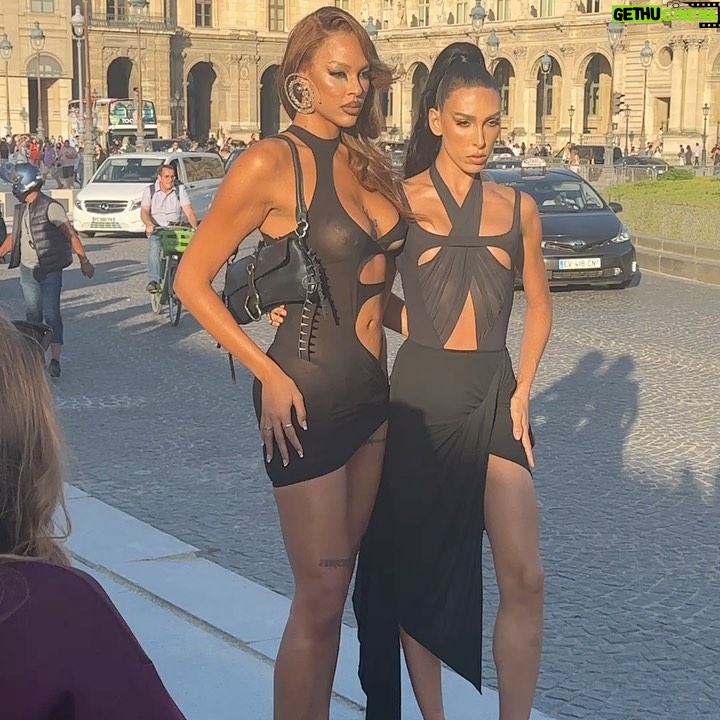 Liz Cambage Instagram - bisou bisou @muglerofficial 🌟 I am forever in awe and have so much love for @cadwallader and the team ❣️
