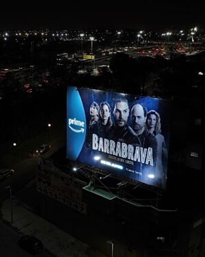 Liz Solari Instagram - Carrete de la Gran Premier de #Barrabrava ❤️‍🔥🎬💃

Gracias @jesusbraceras por confiar en mi para encarnar a Celeste. Felicitaciones a vos, a mis compañeros y a TODO el Gran equipo humano y de talentos que hizo esto posible. 

Y vos…Prepárate. 23 DE JUNIO @primevideolat 

Gracias a mi equipo de sueño:

Look @_camilaromano
St @natcecchinato 
H @nacholooezfagalde
M @rikivalles
Joyas @ciprianojoyas
Cartera @rya.thelabel
Botas @mono.fuk 

#Premier #TvSerie #PrimeVideo #LizSolari