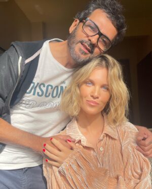 Liz Solari Instagram - Back de nuevas producciones y entrevistas que hice esta semana próximas al estreno de la serie Barra Brava que estrenamos el 23 de Junio por @primevideolat. 

¿Notaron que renové peluca? Salió un corto de la mano de @nacholopezfagalde y el make up divino es de @rikivalles. El peinado de ese dia @cristinacagnina @cerininet 💘 

 #Entrevistas #Shooting #Bakstage #ComingSoon