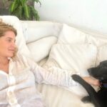 Liz Solari Instagram – “La mejor vida no es la mas larga, sino la mas rica en buenas acciones” 

Los perros son maestros del Amor Incondicional. Entregan sin limites, con paz, pura bondad y alegria infinita.

Diariamente me topo con casas donde los dejan continuamente solos, tirados como cosas, los atan de forma continua, los meten en jaulas, les dan de comer cuando quieren. 

Lamentablemente también me topo con legisladores que les cuesta pensar y accionar en pos de que los animales dejen de ser considerados cosas. 

Muestran resistencia a colaborar con los cambios que la sociedad esta demandando. 

Municipios que en lugar de castrar que es su deber mandan los perros a las perreras a que se pudran en vida. 

Te pido por favor que vos hagas tu parte. Suma tu grano. Denuncia el maltrato. Tenemos una ley que los protege. Y hace todo lo que puedas para dejarlos fuera de tu plato.

Tenemos el deber con de cuidar a los inocentes. 

El poder lo tenemos nosotros. Retomemoslo y cambiemos realidades. 

🙏🏻❤️‍🔥🌎🐾✨ 

#AmorAnimal #MaltratoAnimal #GoVegan #Cuidadores #AdoptaNoCompres