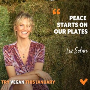 Liz Solari Instagram - Hablar de Paz con un ser muerto en nuestro plato es incoherente. Yo lo fui por 26 años de mi vida. Hace 12 años elegí alinear mis pensamientos con mis acciones. Hace 12 años elijo que mi plato esté lleno de vida. 

Para mi el veganismo es un paso (de tantos más) que damos cuando somos concientes de que la vida de otro ser es tan importante y necesaria en esta creación como la nuestra.

Jesús nos dejó una Regla de Oro: “Trata a otros como quisieras ser tratado”. Esto incluye a otros humanos, a los animales y a la Tierra. 

Te invito a probar el #veganismo junto a @veganuaryespanol en Enero. 

Te invito a que taguees a la persona que te motivo a dejar de comer animales. Gracias @cherchevalier_author por inspirarme. 

🙏🏻🌎❤️🌱🐾🧘‍♀️✨

#veganismo #veganuary #NocheDePaz #Navidad #Jesus #Conciencia #Paz #Compasión #AmorAnimal