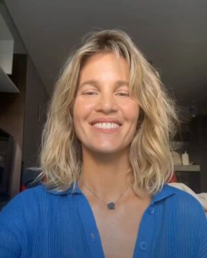 Liz Solari Instagram - ¿Si estás en contra de matar seres inocentes, por qué le pagas a alguien para que lo haga por vos? 

El día que me hice esta pregunta, me sentí moralmente obligada a cambiar mi accionar. 
La comparto sin juzgar. Quizás entre todos podamos ayudarnos a reflexionar. 

Taguea a alguien. Leo sus respuestas 🙏🏻❤️🐾🌱

Alinear nuestros más altos valores con nuestras acciones diarias es parte esencial de nuestro crecimiento, de nuestra evolución.

¡Si queres probar el veganismo @veganuaryespanol te acompaña paso a paso de forma gratuita! 

🙏🏻🌱❤️🐾🤩

#GoVegan #AmorAnimal #Veganismo #Paz