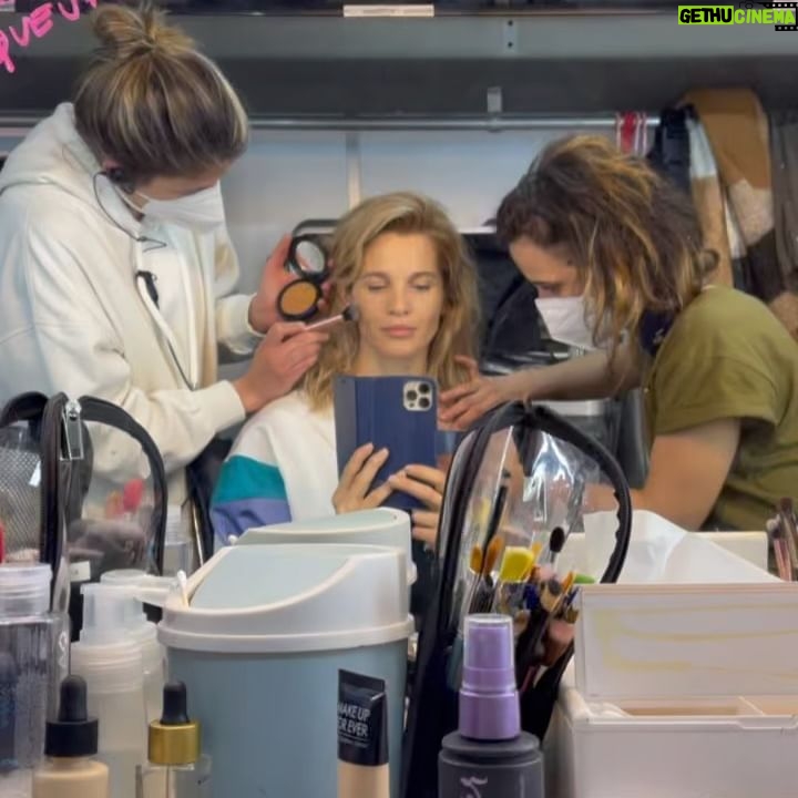 Liz Solari Instagram - Con uds el carrete #BarraBrava con chispas de lo vivido durante el rodaje para el cual nos instalamos a vivir en Uruguay que amo tanto, con un grupo de inmenso talento y corazón. Estrenamos esta joyita el 23 de Junio (miren el reel que postie ayer 😉) por @primevideolat 1-Preparandome para encarnar a Celeste una mujer astuta, estratega y que va por todo. Las manos de @lu_diazlamoglie 😍 2- Back con mi queridísimo compa @juanignaciocane, dos rosarinos en su salsa. 3- Primer escena con @matiasmayer @juanignaciocane 4- MotorHome con las mujeres que hacen magia 5- Foterli con la revelación @neopistea 6- En pleno armado de set por presenciar una escena con los talentosos @matiasmayer @gastonpauls22 7- Salidita a comer con @candemolfese @matiasmayer @juanignaciocane @itatheprincess 🐰 8- Estudiando y morfando vegan 9- El Sr Director @jesusbraceras con @danielortega_photos preparando todo para lucirnos. 10- Back de Ultima escena ¿Y vos, vas a verla? 🎬🔥😎 #SerieTv #Actriz #LatamPrime