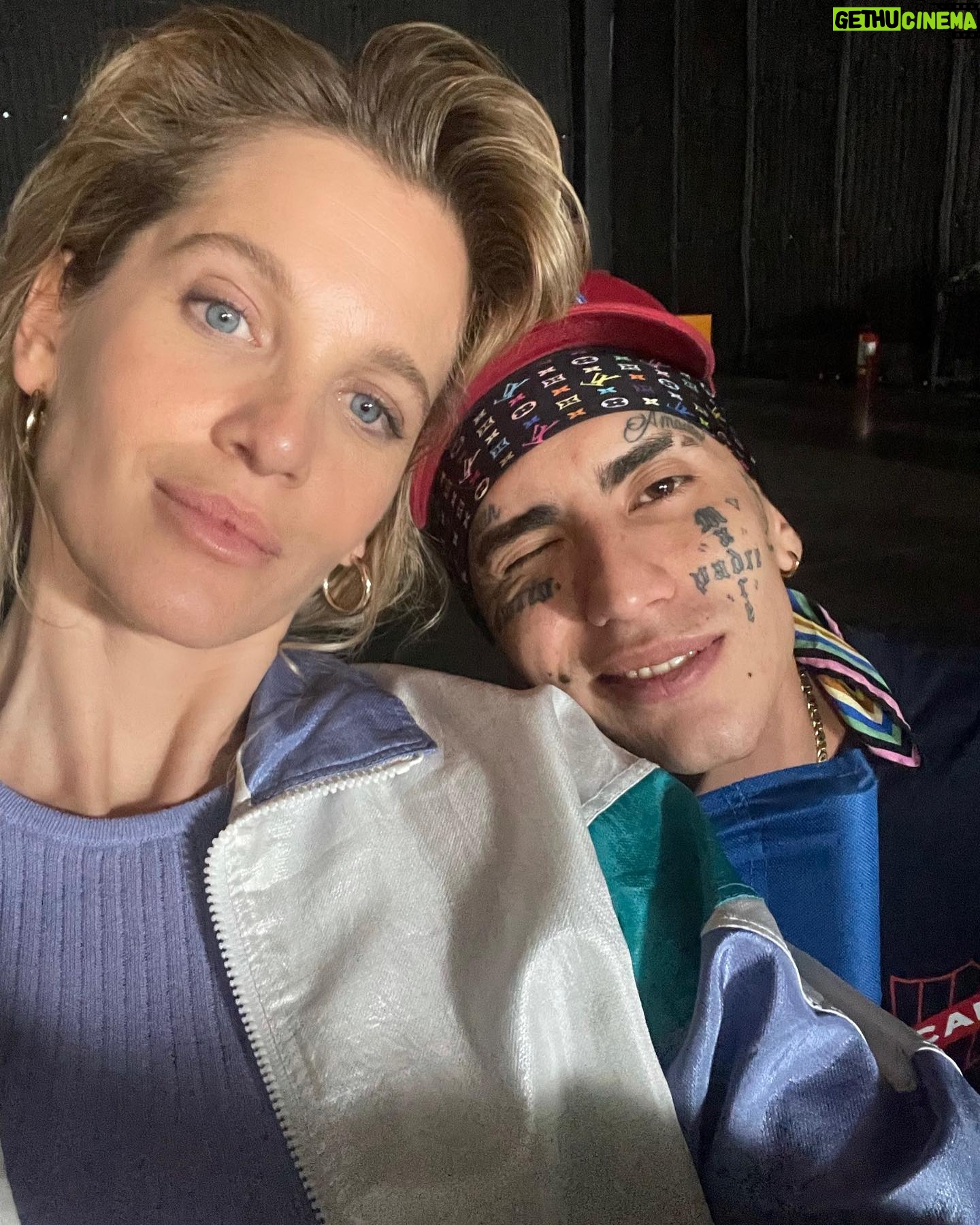 Liz Solari Instagram - Con uds el carrete #BarraBrava con chispas de lo vivido durante el rodaje para el cual nos instalamos a vivir en Uruguay que amo tanto, con un grupo de inmenso talento y corazón. Estrenamos esta joyita el 23 de Junio (miren el reel que postie ayer 😉) por @primevideolat 1-Preparandome para encarnar a Celeste una mujer astuta, estratega y que va por todo. Las manos de @lu_diazlamoglie 😍 2- Back con mi queridísimo compa @juanignaciocane, dos rosarinos en su salsa. 3- Primer escena con @matiasmayer @juanignaciocane 4- MotorHome con las mujeres que hacen magia 5- Foterli con la revelación @neopistea 6- En pleno armado de set por presenciar una escena con los talentosos @matiasmayer @gastonpauls22 7- Salidita a comer con @candemolfese @matiasmayer @juanignaciocane @itatheprincess 🐰 8- Estudiando y morfando vegan 9- El Sr Director @jesusbraceras con @danielortega_photos preparando todo para lucirnos. 10- Back de Ultima escena ¿Y vos, vas a verla? 🎬🔥😎 #SerieTv #Actriz #LatamPrime