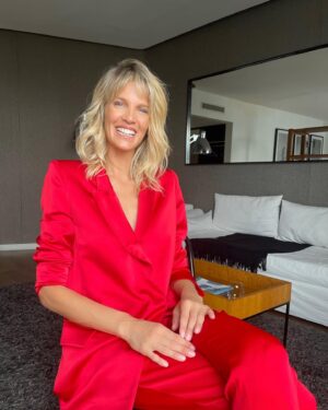 Liz Solari Instagram - Lista para un dia histórico para los animales. 

Nos vemos en el Congreso de la Nación para presentar oficialmente a nuestros representantes @leysintientes 

Look @mariagorof @gorof.official 
MakeUp @rikivalles 
Pelo @maiarohrer 
Style @natcecchinato 

🙏🏻❤️‍🔥🐾🌱💃

#LeySintientes #SeraLey #DerechosAnimales #Argentina #LizSolari