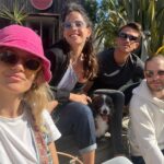 Liz Solari Instagram - Con uds el carrete #BarraBrava con chispas de lo vivido durante el rodaje para el cual nos instalamos a vivir en Uruguay que amo tanto, con un grupo de inmenso talento y corazón. Estrenamos esta joyita el 23 de Junio (miren el reel que postie ayer 😉) por @primevideolat 1-Preparandome para encarnar a Celeste una mujer astuta, estratega y que va por todo. Las manos de @lu_diazlamoglie 😍 2- Back con mi queridísimo compa @juanignaciocane, dos rosarinos en su salsa. 3- Primer escena con @matiasmayer @juanignaciocane 4- MotorHome con las mujeres que hacen magia 5- Foterli con la revelación @neopistea 6- En pleno armado de set por presenciar una escena con los talentosos @matiasmayer @gastonpauls22 7- Salidita a comer con @candemolfese @matiasmayer @juanignaciocane @itatheprincess 🐰 8- Estudiando y morfando vegan 9- El Sr Director @jesusbraceras con @danielortega_photos preparando todo para lucirnos. 10- Back de Ultima escena ¿Y vos, vas a verla? 🎬🔥😎 #SerieTv #Actriz #LatamPrime