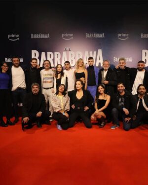 Liz Solari Instagram - Carrete de la Gran Premier de #Barrabrava ❤️‍🔥🎬💃

Gracias @jesusbraceras por confiar en mi para encarnar a Celeste. Felicitaciones a vos, a mis compañeros y a TODO el Gran equipo humano y de talentos que hizo esto posible. 

Y vos…Prepárate. 23 DE JUNIO @primevideolat 

Gracias a mi equipo de sueño:

Look @_camilaromano
St @natcecchinato 
H @nacholooezfagalde
M @rikivalles
Joyas @ciprianojoyas
Cartera @rya.thelabel
Botas @mono.fuk 

#Premier #TvSerie #PrimeVideo #LizSolari
