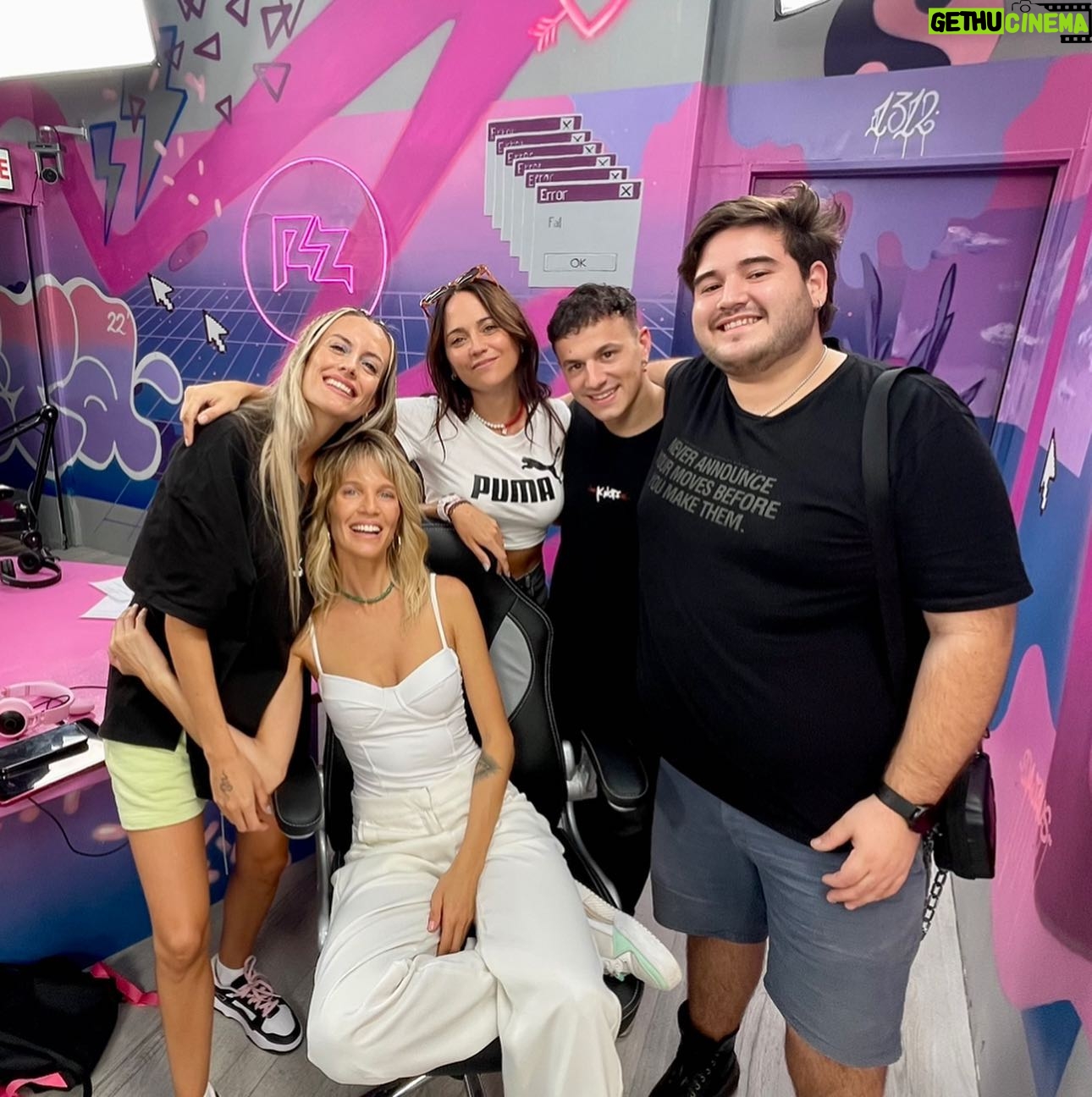 Liz Solari Instagram - Pasé por #EstamosEnUna @republicaz para hablar sobre @leysintientes y ponernos al día con mi querida @melchorlez y su equipo del amor @leandrosaifir @lelumendy @agusbattion. GRACIAS 🙏🏻🎤✨🌈🦄 Look @calandraoficial Acc @jj__jwl Estilismo @natcecchinato Pelo @maiarohrer Makeup @rikivalles