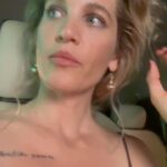 Liz Solari Instagram - Con uds el carrete #BarraBrava con chispas de lo vivido durante el rodaje para el cual nos instalamos a vivir en Uruguay que amo tanto, con un grupo de inmenso talento y corazón. Estrenamos esta joyita el 23 de Junio (miren el reel que postie ayer 😉) por @primevideolat 1-Preparandome para encarnar a Celeste una mujer astuta, estratega y que va por todo. Las manos de @lu_diazlamoglie 😍 2- Back con mi queridísimo compa @juanignaciocane, dos rosarinos en su salsa. 3- Primer escena con @matiasmayer @juanignaciocane 4- MotorHome con las mujeres que hacen magia 5- Foterli con la revelación @neopistea 6- En pleno armado de set por presenciar una escena con los talentosos @matiasmayer @gastonpauls22 7- Salidita a comer con @candemolfese @matiasmayer @juanignaciocane @itatheprincess 🐰 8- Estudiando y morfando vegan 9- El Sr Director @jesusbraceras con @danielortega_photos preparando todo para lucirnos. 10- Back de Ultima escena ¿Y vos, vas a verla? 🎬🔥😎 #SerieTv #Actriz #LatamPrime