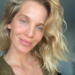 Liz Solari Instagram – Fue un 2023 lleno de pruebas. De grandes desafíos. Y hoy miré atrás y me sorprendí gratamente con los sólidos pasos que di este año. No hay espacio para todos en este carrete; aquí algunos que atesoro porque soy conciente que en este 2023  nacieron proyectos verdaderamente especiales en un año paradójicamente difícil en lo personal. Agradezco a Dios por todo. Es una bendición estar viva y usar mi tiempo, energía e influencia para co-crear luz en la Tierra en conjunto con seres que amo y admiro. 

1- ¡Mi cara de felicidad es porque comencé finalmente a escribir mi libro!

2-Fundé El Movimiento Sintientes, e introdujimos @leysintientes en el Congreso de la Naciónz 

3-Celebramos llenos de alegría con  @maximomazzocco y @juancarloslosadavargas dos Guerreros de Luz que admiro y me inspiran diariamente. 

4-¡Se lanzó Barra Brava globalmente en PrimeVideo con un gran éxito! Con Celeste mi personaje. 

5- ¡Bakstage produciendo y dirigiendo un nuevo poderoso documental! 

6- Traduje y le di mi voz al libro de mi amada Guía @cherchevalier_author “Las Verdades Ocultas de una Vidente Moderna” la secuela de “Los Secretos Ocultos de una Vidente Moderna” ya disponible en Amazon! 

7- Traduje y le puse mi voz al mágico cuento para que los niños duerman en paz de mi querida hermana @smileymindskids “La Bailarina Estrellada”. Comparti parte de este trabajo con mi amado padre @eduardomiguelsolari que entre otras cosas es escritor y un gran poeta. 

8-Impulse una recaudación desde Argentina  para ayudar salvar 1000 búfalos junto a @ahimsa.santuariovaledarainha y Gracias a Dios y gracias medios como @econewses @plantbasednews y ayuda de ONGs y de todas las almas solidarias llegamos al objetivo! 

9- Di varias charlas este año sobre veganismo y espiritualidad. Esta una charla y meditación guiada en @veg.fest el festival vegano más grande de Hispanoamérica. 

10. Me despedí de un lugar en el mundo que me abrazó durante un buen tiempo y me nutrió el alma.

 ¡Ya  puedo sentir lo emocionante, expansivo y las grande manifestaciones que va a traer este 2024! 

¡Feliz 2024! Y recuerden. No hay límites. 

TODO ES POSIBLE CON DIOS

LS

🙏🏻🌎🎉🐾❤️🧘‍♀️✨🌱✊🏼

#FelizAnoNuevo #Chau2023