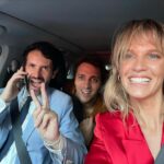Liz Solari Instagram – Fue un 2023 lleno de pruebas. De grandes desafíos. Y hoy miré atrás y me sorprendí gratamente con los sólidos pasos que di este año. No hay espacio para todos en este carrete; aquí algunos que atesoro porque soy conciente que en este 2023  nacieron proyectos verdaderamente especiales en un año paradójicamente difícil en lo personal. Agradezco a Dios por todo. Es una bendición estar viva y usar mi tiempo, energía e influencia para co-crear luz en la Tierra en conjunto con seres que amo y admiro. 

1- ¡Mi cara de felicidad es porque comencé finalmente a escribir mi libro!

2-Fundé El Movimiento Sintientes, e introdujimos @leysintientes en el Congreso de la Naciónz 

3-Celebramos llenos de alegría con  @maximomazzocco y @juancarloslosadavargas dos Guerreros de Luz que admiro y me inspiran diariamente. 

4-¡Se lanzó Barra Brava globalmente en PrimeVideo con un gran éxito! Con Celeste mi personaje. 

5- ¡Bakstage produciendo y dirigiendo un nuevo poderoso documental! 

6- Traduje y le di mi voz al libro de mi amada Guía @cherchevalier_author “Las Verdades Ocultas de una Vidente Moderna” la secuela de “Los Secretos Ocultos de una Vidente Moderna” ya disponible en Amazon! 

7- Traduje y le puse mi voz al mágico cuento para que los niños duerman en paz de mi querida hermana @smileymindskids “La Bailarina Estrellada”. Comparti parte de este trabajo con mi amado padre @eduardomiguelsolari que entre otras cosas es escritor y un gran poeta. 

8-Impulse una recaudación desde Argentina  para ayudar salvar 1000 búfalos junto a @ahimsa.santuariovaledarainha y Gracias a Dios y gracias medios como @econewses @plantbasednews y ayuda de ONGs y de todas las almas solidarias llegamos al objetivo! 

9- Di varias charlas este año sobre veganismo y espiritualidad. Esta una charla y meditación guiada en @veg.fest el festival vegano más grande de Hispanoamérica. 

10. Me despedí de un lugar en el mundo que me abrazó durante un buen tiempo y me nutrió el alma.

 ¡Ya  puedo sentir lo emocionante, expansivo y las grande manifestaciones que va a traer este 2024! 

¡Feliz 2024! Y recuerden. No hay límites. 

TODO ES POSIBLE CON DIOS

LS

🙏🏻🌎🎉🐾❤️🧘‍♀️✨🌱✊🏼

#FelizAnoNuevo #Chau2023