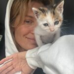 Liz Solari Instagram - Los animales nos rescatan a nosotros, y si abrimos nuestro corazón, nos salvan. Y vos ¿que aprendiste, que sanaste gracias a un animal no humano? ❤️ En el Dia del Animal deseo que seamos millones multiplicando acciones de compasión por ellos. Seamos millones firmando la petición @leysintientes para que de una vez sean considerados sintientes y sujetos de derecho en Argentina. Cambiemos la historia para los animales juntos. 1- “Garabato” un ternero que salvamos con mi vecina Noel y vivirá su vida entera gracias a @santuarioequidad 2- Frida, una gata bebe que encontré sola a las 12pm llorando sin parar en la calle. Anita la transito. Hoy crece su feliz con esta beba y su flia que la adoptaron. 3- Silloncito, un pajarito que cayo de su nido en nuestras vacaciones. Con mi adorada amiga @kani.castro50 lo cuidamos tanto. Aun asi partio, lleno de amor. 4-La negra y Benji, dos perros abandonados y atados con cadenas en un deposito de chatarra. Junto a @losdeatras.vienenconmigo los rescatamos y @guardecanina_carlospaz los ubicamos para siempre. ✊🏼❤️‍🔥🐾🌱 #DiaDelAnimal #CadaAccionCuenta #MasAmor #GoVegan