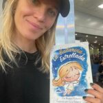 Liz Solari Instagram – Fue un 2023 lleno de pruebas. De grandes desafíos. Y hoy miré atrás y me sorprendí gratamente con los sólidos pasos que di este año. No hay espacio para todos en este carrete; aquí algunos que atesoro porque soy conciente que en este 2023  nacieron proyectos verdaderamente especiales en un año paradójicamente difícil en lo personal. Agradezco a Dios por todo. Es una bendición estar viva y usar mi tiempo, energía e influencia para co-crear luz en la Tierra en conjunto con seres que amo y admiro. 

1- ¡Mi cara de felicidad es porque comencé finalmente a escribir mi libro!

2-Fundé El Movimiento Sintientes, e introdujimos @leysintientes en el Congreso de la Naciónz 

3-Celebramos llenos de alegría con  @maximomazzocco y @juancarloslosadavargas dos Guerreros de Luz que admiro y me inspiran diariamente. 

4-¡Se lanzó Barra Brava globalmente en PrimeVideo con un gran éxito! Con Celeste mi personaje. 

5- ¡Bakstage produciendo y dirigiendo un nuevo poderoso documental! 

6- Traduje y le di mi voz al libro de mi amada Guía @cherchevalier_author “Las Verdades Ocultas de una Vidente Moderna” la secuela de “Los Secretos Ocultos de una Vidente Moderna” ya disponible en Amazon! 

7- Traduje y le puse mi voz al mágico cuento para que los niños duerman en paz de mi querida hermana @smileymindskids “La Bailarina Estrellada”. Comparti parte de este trabajo con mi amado padre @eduardomiguelsolari que entre otras cosas es escritor y un gran poeta. 

8-Impulse una recaudación desde Argentina  para ayudar salvar 1000 búfalos junto a @ahimsa.santuariovaledarainha y Gracias a Dios y gracias medios como @econewses @plantbasednews y ayuda de ONGs y de todas las almas solidarias llegamos al objetivo! 

9- Di varias charlas este año sobre veganismo y espiritualidad. Esta una charla y meditación guiada en @veg.fest el festival vegano más grande de Hispanoamérica. 

10. Me despedí de un lugar en el mundo que me abrazó durante un buen tiempo y me nutrió el alma.

 ¡Ya  puedo sentir lo emocionante, expansivo y las grande manifestaciones que va a traer este 2024! 

¡Feliz 2024! Y recuerden. No hay límites. 

TODO ES POSIBLE CON DIOS

LS

🙏🏻🌎🎉🐾❤️🧘‍♀️✨🌱✊🏼

#FelizAnoNuevo #Chau2023