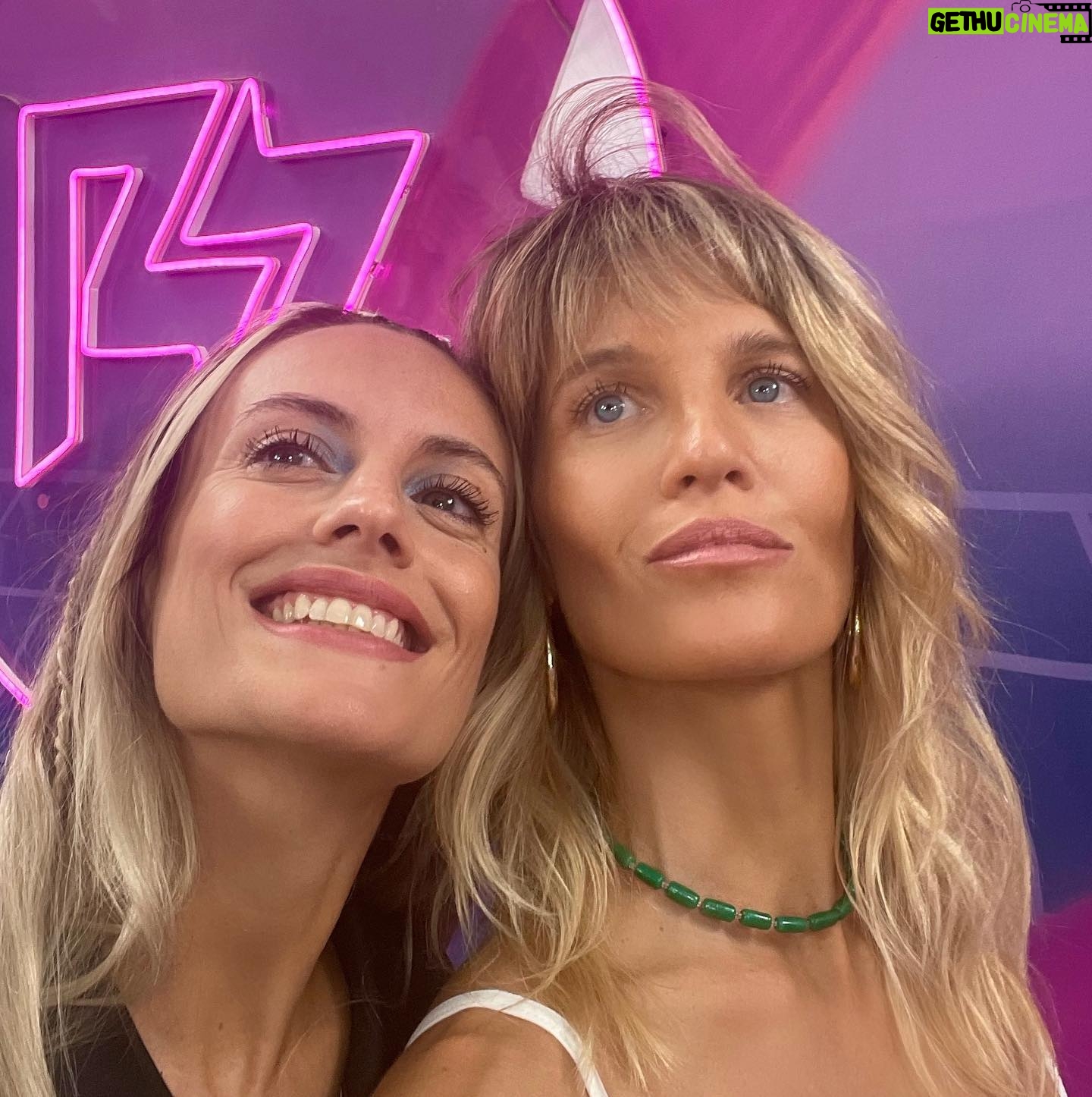 Liz Solari Instagram - Pasé por #EstamosEnUna @republicaz para hablar sobre @leysintientes y ponernos al día con mi querida @melchorlez y su equipo del amor @leandrosaifir @lelumendy @agusbattion. GRACIAS 🙏🏻🎤✨🌈🦄 Look @calandraoficial Acc @jj__jwl Estilismo @natcecchinato Pelo @maiarohrer Makeup @rikivalles
