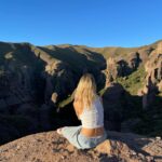 Liz Solari Instagram – Fue un 2023 lleno de pruebas. De grandes desafíos. Y hoy miré atrás y me sorprendí gratamente con los sólidos pasos que di este año. No hay espacio para todos en este carrete; aquí algunos que atesoro porque soy conciente que en este 2023  nacieron proyectos verdaderamente especiales en un año paradójicamente difícil en lo personal. Agradezco a Dios por todo. Es una bendición estar viva y usar mi tiempo, energía e influencia para co-crear luz en la Tierra en conjunto con seres que amo y admiro. 

1- ¡Mi cara de felicidad es porque comencé finalmente a escribir mi libro!

2-Fundé El Movimiento Sintientes, e introdujimos @leysintientes en el Congreso de la Naciónz 

3-Celebramos llenos de alegría con  @maximomazzocco y @juancarloslosadavargas dos Guerreros de Luz que admiro y me inspiran diariamente. 

4-¡Se lanzó Barra Brava globalmente en PrimeVideo con un gran éxito! Con Celeste mi personaje. 

5- ¡Bakstage produciendo y dirigiendo un nuevo poderoso documental! 

6- Traduje y le di mi voz al libro de mi amada Guía @cherchevalier_author “Las Verdades Ocultas de una Vidente Moderna” la secuela de “Los Secretos Ocultos de una Vidente Moderna” ya disponible en Amazon! 

7- Traduje y le puse mi voz al mágico cuento para que los niños duerman en paz de mi querida hermana @smileymindskids “La Bailarina Estrellada”. Comparti parte de este trabajo con mi amado padre @eduardomiguelsolari que entre otras cosas es escritor y un gran poeta. 

8-Impulse una recaudación desde Argentina  para ayudar salvar 1000 búfalos junto a @ahimsa.santuariovaledarainha y Gracias a Dios y gracias medios como @econewses @plantbasednews y ayuda de ONGs y de todas las almas solidarias llegamos al objetivo! 

9- Di varias charlas este año sobre veganismo y espiritualidad. Esta una charla y meditación guiada en @veg.fest el festival vegano más grande de Hispanoamérica. 

10. Me despedí de un lugar en el mundo que me abrazó durante un buen tiempo y me nutrió el alma.

 ¡Ya  puedo sentir lo emocionante, expansivo y las grande manifestaciones que va a traer este 2024! 

¡Feliz 2024! Y recuerden. No hay límites. 

TODO ES POSIBLE CON DIOS

LS

🙏🏻🌎🎉🐾❤️🧘‍♀️✨🌱✊🏼

#FelizAnoNuevo #Chau2023