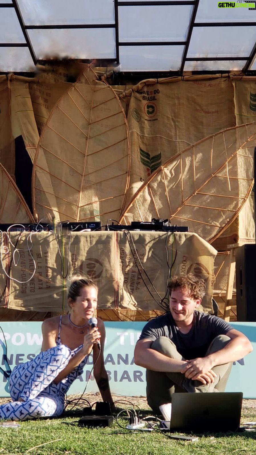 Liz Solari Instagram - Un minuto mágico de la meditación guiada por @liz_solari con la música interdimensional de @matiasprimo_ que se llevó a cabo conectando un árbol 🌳cuyo pulso eléctrico ⚡️es registrado través de un dispositivo y transformado en partitura. Matias utiliza instrumentos y sonidos para que con su música 🎶 podamos acercarnos, conectarnos y recibir los mensajes de los árboles. La meditación fue inspirada en Sanación del mundo del libro Meditaciones Para Un Viaje Interior por @cherchevalier_author y Liz Solari. 🙏🏻🧘♀️✨ Agradecemos especialmente la invitación de la exitosa edición 2023 de @bio.feria y del luminoso espacio de conciencia creado por @conscienciawao @comunidadempoderativa. Y a @arvol.io por cedernos nuestro árbol protagonista. ¡Y a todos los que se hicieron presentes para viajar juntos! Encontrá la meditación completa en los canales de Youtube #InnerJourneywithLizSolari y/o Matías Primo Look 🤩 Mi mono @sadaels y mi estilista @natcecchinato Gracias ❣️ 🙏🌍🌲🎶🧘♀️✨🧘🏻♂️🌞 #Musica #Meditacion #BioFeria