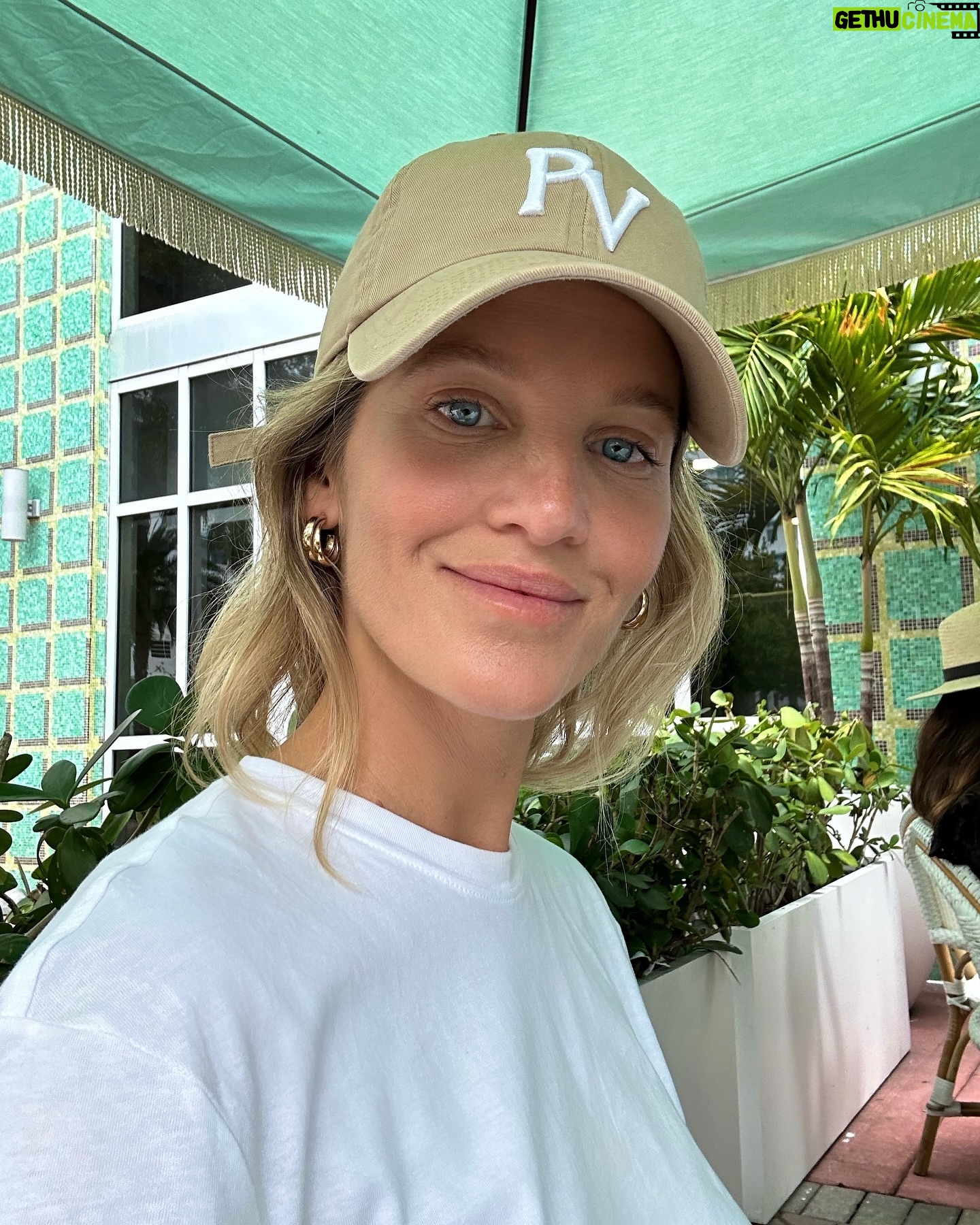 Liz Solari Instagram - ¡Mas luz brillamos, más oscuridad estamos destinados a iluminar! sino ¿qué uso tiene una lámpara en la luz? The more we shine, the more darkness we are meant to illuminate! What is the utility of a lamp in the light? 🙏🏻💡🙇🏼♀️ #ShineYourLight