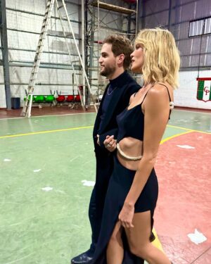 Liz Solari Instagram - Carrete de la Gran Premier de #Barrabrava ❤️‍🔥🎬💃

Gracias @jesusbraceras por confiar en mi para encarnar a Celeste. Felicitaciones a vos, a mis compañeros y a TODO el Gran equipo humano y de talentos que hizo esto posible. 

Y vos…Prepárate. 23 DE JUNIO @primevideolat 

Gracias a mi equipo de sueño:

Look @_camilaromano
St @natcecchinato 
H @nacholooezfagalde
M @rikivalles
Joyas @ciprianojoyas
Cartera @rya.thelabel
Botas @mono.fuk 

#Premier #TvSerie #PrimeVideo #LizSolari