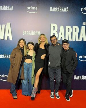 Liz Solari Instagram - Carrete de la Gran Premier de #Barrabrava ❤️‍🔥🎬💃

Gracias @jesusbraceras por confiar en mi para encarnar a Celeste. Felicitaciones a vos, a mis compañeros y a TODO el Gran equipo humano y de talentos que hizo esto posible. 

Y vos…Prepárate. 23 DE JUNIO @primevideolat 

Gracias a mi equipo de sueño:

Look @_camilaromano
St @natcecchinato 
H @nacholooezfagalde
M @rikivalles
Joyas @ciprianojoyas
Cartera @rya.thelabel
Botas @mono.fuk 

#Premier #TvSerie #PrimeVideo #LizSolari