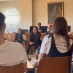 Liz Solari Instagram – Honrada de dar una charla junto a @gastonpauls22 en Roma para los Jóvenes de la Escuela Internacional Laudato Sí’ @scholasoccurrentes enfocada en el cuidado de la Tierra y de compartir este especial espacio con #Bono @u2 quien compartió su sabiduría y humor. 

Gracias @chrisasinelli @josemariadelcorral por el llamado a compartir nuestro camino de vida y de servicio con las nuevas generaciones. 

Gracias a Dios por abrir oportunidades para el encuentro, la inspiración, y el intercambio de ideas y la co-creación de un nuevo mundo y a mi amada maestra espiritual por iluminar mi camino @cherchevalier_author 

.

Honoured to give a talk for the International School of Laudato Si @scholasoccurrentes with @gastonpauls22 and share this special time with #Bono @u2 who shared his journey of service, wisdom and humour. Thank God for blessing us with the opportunity for encounter, inspiration to co-create a new world and to my beloved spiritual Teacher @cherchevalier_author for illuminating my path. 

Ph @clickcollector 🌼

🙏🏻🌎❤️🐾🌱🥳

#Mision #Servicio #Activismo