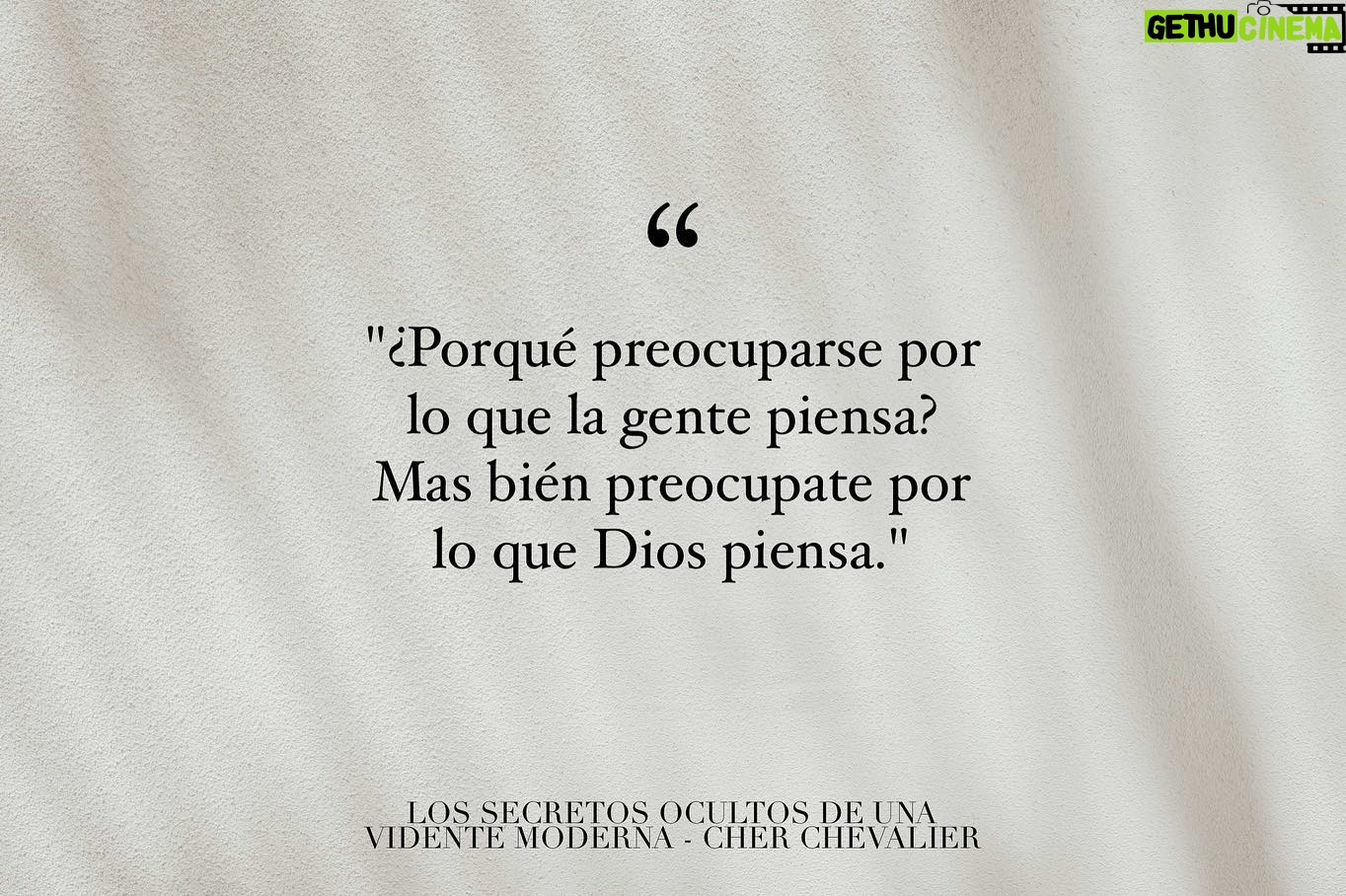 Liz Solari Instagram - "¿Porqué preocuparse por lo que la gente piensa? Mas bién preocupate por lo que Dios piensa.” "Why be concerned with what people think? Rather be concerned with what God thinks.” #LosSecretosOcultosDeUnaVidenteModerna #TheHiddenSecretsOfAModernSeer @cherchevalier_author esta disponible en @amazon - Link directo en mi Bio #librosrecomendados