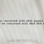 Liz Solari Instagram - "¿Porqué preocuparse por lo que la gente piensa? Mas bién preocupate por lo que Dios piensa.” "Why be concerned with what people think? Rather be concerned with what God thinks.” #LosSecretosOcultosDeUnaVidenteModerna #TheHiddenSecretsOfAModernSeer @cherchevalier_author esta disponible en @amazon - Link directo en mi Bio #librosrecomendados