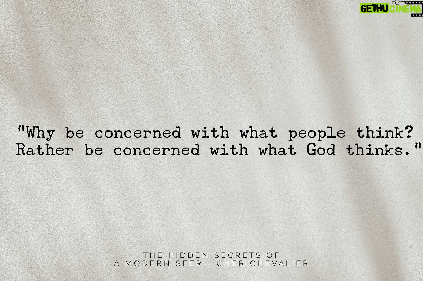 Liz Solari Instagram - "¿Porqué preocuparse por lo que la gente piensa? Mas bién preocupate por lo que Dios piensa.” "Why be concerned with what people think? Rather be concerned with what God thinks.” #LosSecretosOcultosDeUnaVidenteModerna #TheHiddenSecretsOfAModernSeer @cherchevalier_author esta disponible en @amazon - Link directo en mi Bio #librosrecomendados
