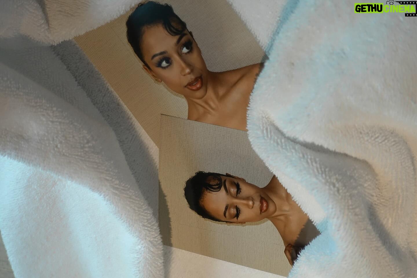 Liza Koshy Instagram - White hotel towels fear me