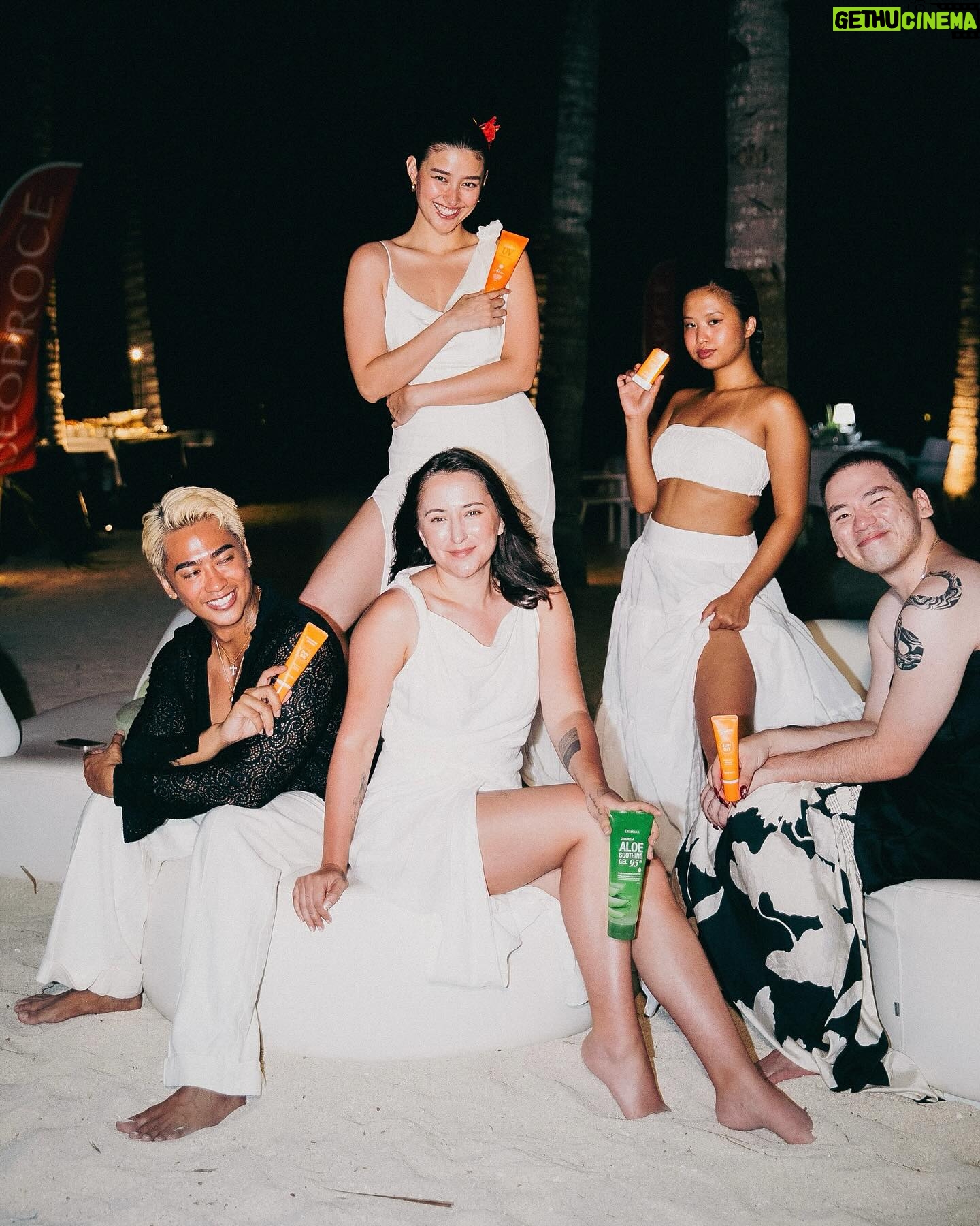 Liza Soberano Instagram - Sun-kissed, never sunburnt βοΈ Just got back from a dreamy Palawan vacation with my besties, all thanks to Deoproce! The UV Defence line was a lifesaver, keeping us protected all throughout the trip! Available in all Watsons, SM Beauty stores nationwide! π#Deoproce, #SuncareBeyondCompare